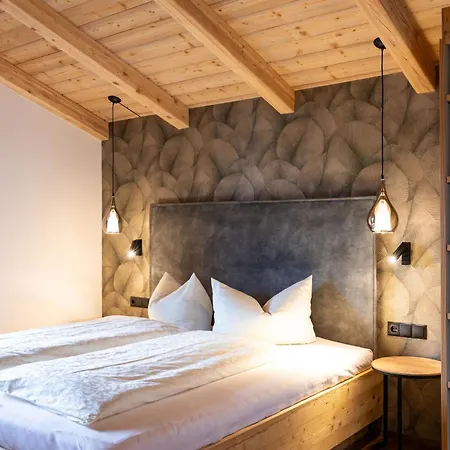 Schulhaus Tirol Гостевой дом Цельберг