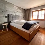 Schulhaus Tirol