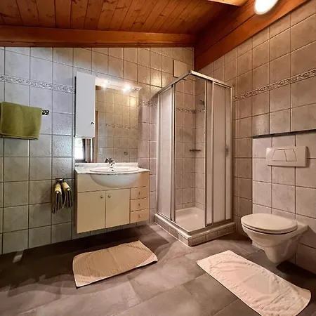 Schulhaus Tirol Guest house *